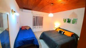 a bedroom with a bed and a couch in it at Casa Ideal para Turistas en Mendoza, Autocheckin, Céntrica, Patio con Parrilla y Parking privado Gratis a 100 mts in Mendoza