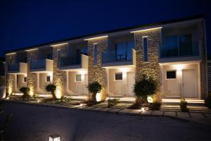 un edificio con luci sul lato di notte di Montedarena Hotel a Pulsano Altre 23 foto
