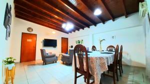 a dining room with a table and chairs at Casa Ideal para Turistas en Mendoza, Autocheckin, Céntrica, Patio con Parrilla y Parking privado Gratis a 100 mts in Mendoza