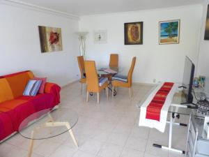 a living room with a couch and a table at 3P, Cannes, Domaine securise, Piscine, Tennis, Golf, 3 Etoiles in Cannes +39 photos