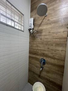 Ένα μπάνιο στο 5BR House with Centralized AC, Backyard & Office