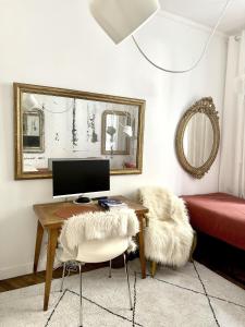 a room with a desk with a computer and two chairs at Studio climatisé pour 1 ou 2 personnes au 109 avenue Mozart Paris 16 in Paris