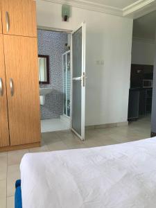 Postel nebo postele na pokoji v ubytování Cozy 1-BDR - Free Wi-Fi, Pool & Mins DRV to Airport