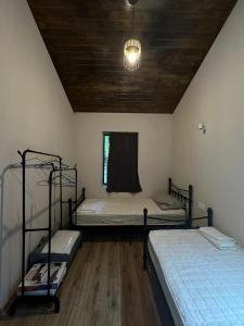 a room with two bunk beds and a window at Khimshura in Khimshi