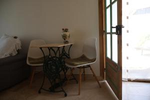 a small table and two chairs in a room at Studio Avec jardin privé in Bergerac