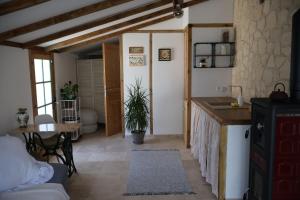 a living room with a kitchen and a table at Studio Avec jardin privé in Bergerac