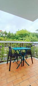 einen blauen Tisch auf dem Balkon eines Hauses in der Unterkunft charmant studio plage et marché à pied in Pornichet