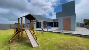 Ο χώρος παιχνιδιού για παιδιά στο Casa de praia em condomínio fechado, a 5min do mar +82 φωτογραφίες