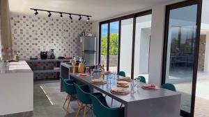 Χώρος καθιστικού στο Casa de praia em condomínio fechado, a 5min do mar