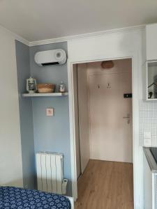 ein Schlafzimmer mit einer Tür, die in einen Raum mit in der Unterkunft charmant studio plage et marché à pied in Pornichet