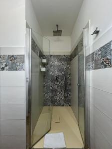 una doccia con una porta in vetro in un bagno di Casa Piredda Icore IUN R7749 a Dorgali Altre 65 foto