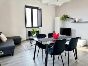 a living room with a dining room table and chairs at Li Ri Apartment Style in Sora