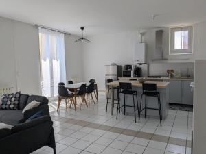 Dapur atau dapur kecil di Grand appartement lumieux avec parquet