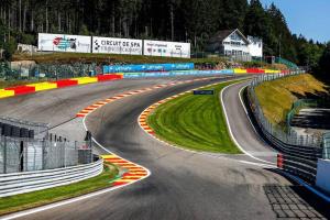 a race track with a curve in the road at Hébergement in Jalhay