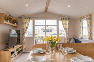 Μια τηλεόραση ή/και κέντρο ψυχαγωγίας στο 64 lancaster The lazy willow 3 bedroom hot tub caravan tattershall lakes