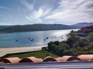 - une vue sur une étendue d'eau avec des bateaux dans l'établissement Ático Agarimos do Mar, à Corcubión