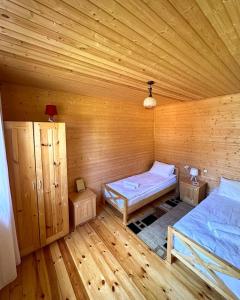 梅斯蒂亚LogInn Cabins的木屋里有两张床的房间