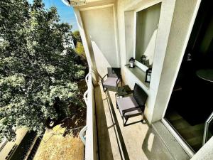 an overhead view of a balcony with two chairs and a window at KMHosting Zentrum Luxe Apartment Balkon in Chemnitz