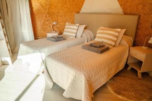 two beds sitting next to each other in a bedroom at Domo 2 - Domos Aiken Chapa Glamping en Zona Cruz del Sur Chapadmalal para 2 PAX - Hola Sur in Mar del Plata +12 photos
