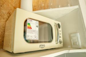 un four grille-pain posé sur un comptoir dans l'établissement Domo 3 - Domos Aiken Chapa Glamping en Zona Cruz del Sur Chapadmalal para 2 PAX - Hola Sur, à Mar del Plata