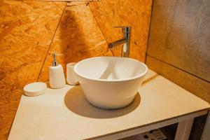 La salle de bains est pourvue d'un lavabo sur un comptoir. dans l'établissement Domo 3 - Domos Aiken Chapa Glamping en Zona Cruz del Sur Chapadmalal para 2 PAX - Hola Sur, à Mar del Plata 10 autres photos