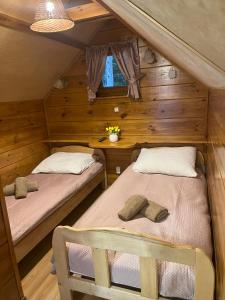 a bedroom with two beds in a cabin at Bungalow Bay -2 domki 4 osoby in Łacha