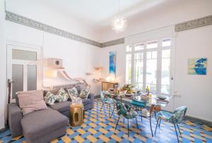 un soggiorno con un divano e un tavolo di VILLA MARYSE avec piscine privative a Saint-Laurent-de-la-Salanque