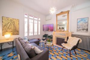 un soggiorno con divano e camino di VILLA MARYSE avec piscine privative a Saint-Laurent-de-la-Salanque Altre 61 foto