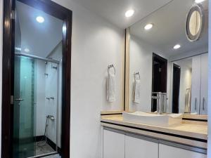 a bathroom with a sink and a mirror at Lake Side Resort Flat Beira Lago 5 minutos do centro de Brasília in Brasília