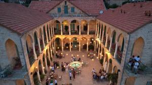 Επισκέπτες που μένουν στο Deir Al Oumara