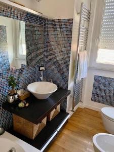 a bathroom with a sink and a toilet at Relax fra il mare e le Alpi Apuane a Casa Gabri in Marina di Carrara +40 photos