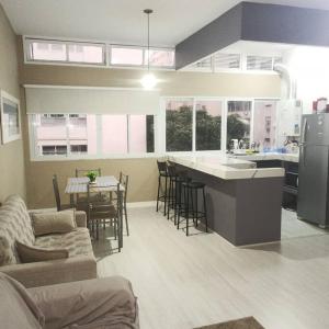 Η κουζίνα ή μικρή κουζίνα στο Melhor ponto de Copacabana Excelente Amplo arejado e iluminado