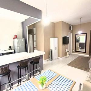 Η κουζίνα ή μικρή κουζίνα στο Melhor ponto de Copacabana Excelente Amplo arejado e iluminado +29 φωτογραφίες