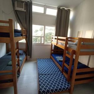 Ένα ή περισσότερα κρεβάτια σε δωμάτιο στο Melhor ponto de Copacabana Excelente Amplo arejado e iluminado