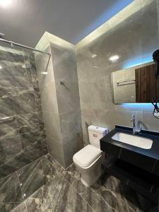 Ένα μπάνιο στο Chic Apartments For Rent ave1-3
