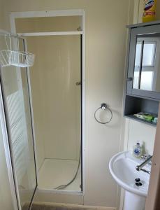 Ένα μπάνιο στο Lovley 3 bedroom Static Caravan in Clarach Bay