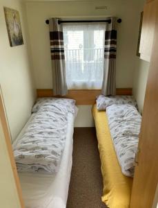 Ένα ή περισσότερα κρεβάτια σε δωμάτιο στο Lovley 3 bedroom Static Caravan in Clarach Bay