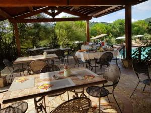 A restaurant or other place to eat at Agriturismo Colle Mura