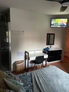 TV a/nebo společenská místnost v ubytování CASA COLIVING avec chambre salle de bain individuelles privatives