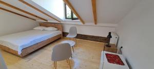 una camera da letto con un letto, una scrivania e una sedia di King's Neighbours a Telavi