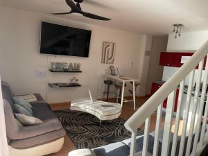 Posezení v ubytování CASA COLIVING avec chambre salle de bain individuelles privatives