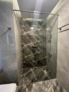 Ένα μπάνιο στο Chic Apartments For Rent ave1-2