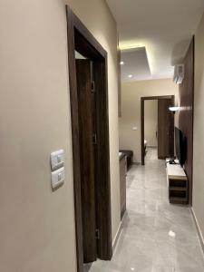 Μια τηλεόραση ή/και κέντρο ψυχαγωγίας στο Chic Apartments For Rent ave1-2 +1 φωτογραφίες