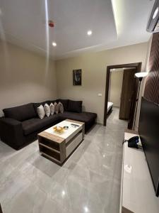 Μια τηλεόραση ή/και κέντρο ψυχαγωγίας στο Chic Apartments For Rent ave1-2