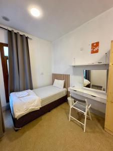Postel nebo postele na pokoji v ubytování Private Rooms in Shared Beach Chalet - 1