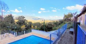 A piscina localizada em Casa ampla, 2 qtos, varanda, região de Extrema ou nos arredores