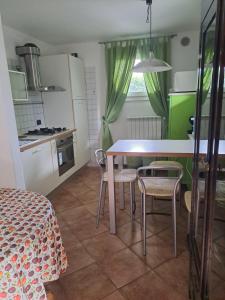 Η κουζίνα ή μικρή κουζίνα στο Ground floor,Top level