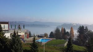 Utsikt mot bassenget på Hotel Rakovec eller i nærheten