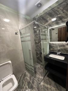 Ένα μπάνιο στο Chic Apartments For Rent ave1-1