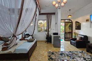 Prostor za sedenje u objektu Shanzu Oasis Pool- WiFi 5 mins from beach